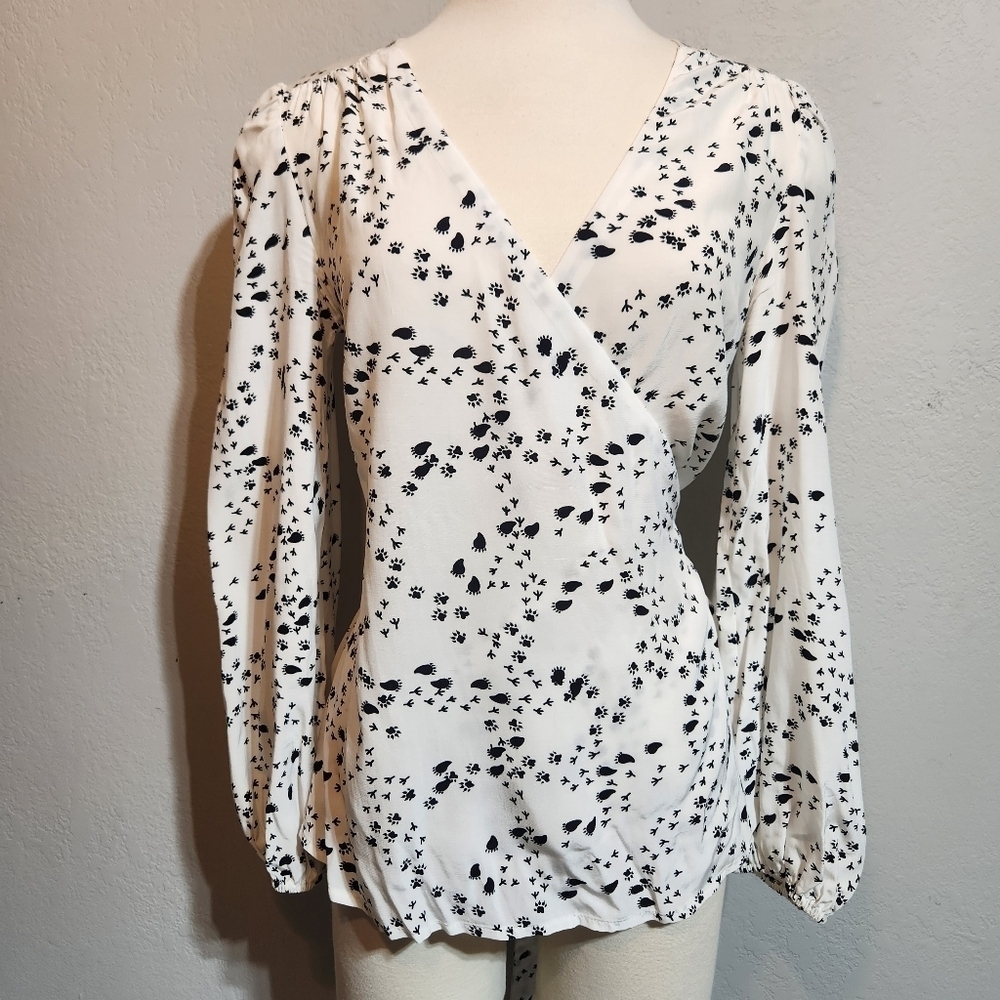 EUC MODCLOTH WHITE WRAP BLOUSE WITH BLACK ANIMAL NOVELTY FOOT PRINTS SZ S